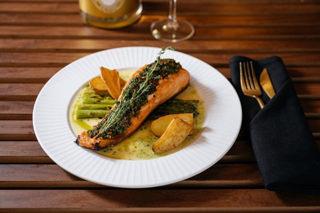CHAMPAGNE  SALMON (LUNCH).